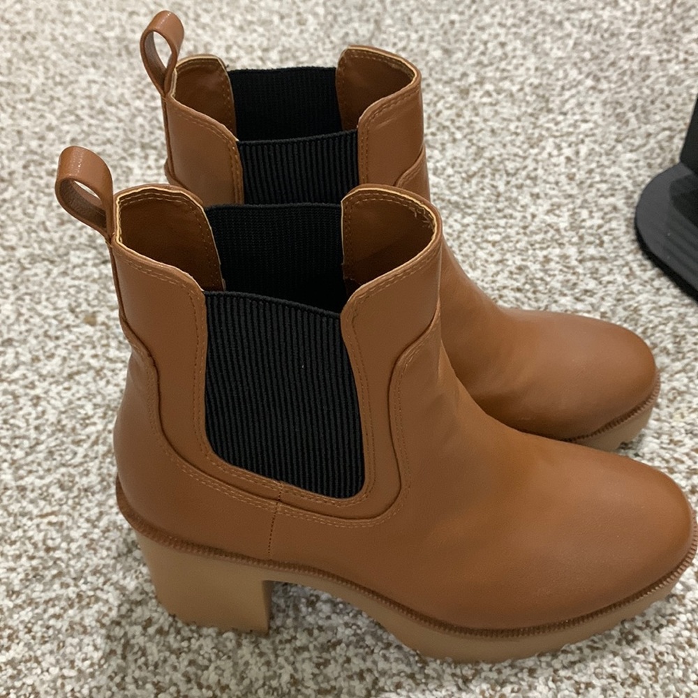 Never worn women’s boots 8.5